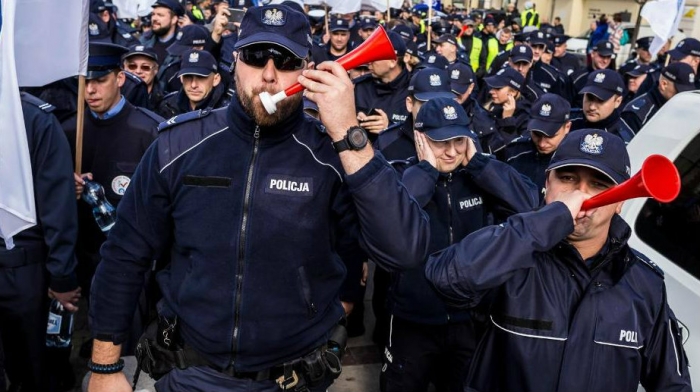 policjanci protestuj.jpg