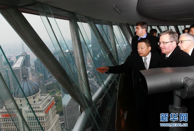 在上海东方明珠塔上观看上海城市景象！