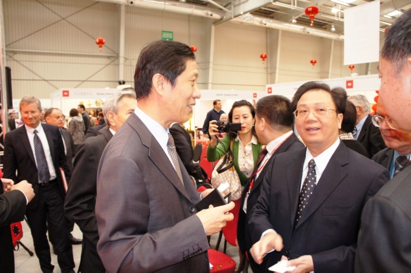 应邀出席展会开幕式的深圳侨办主任钟荫腾和徐坚大使.jpg