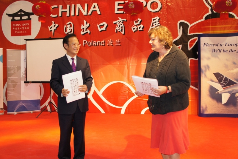 王勇平向华沙大学汉语系赠送书法作品.jpg