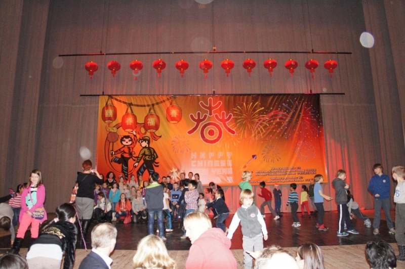 欢乐的孩子涌上舞台留影