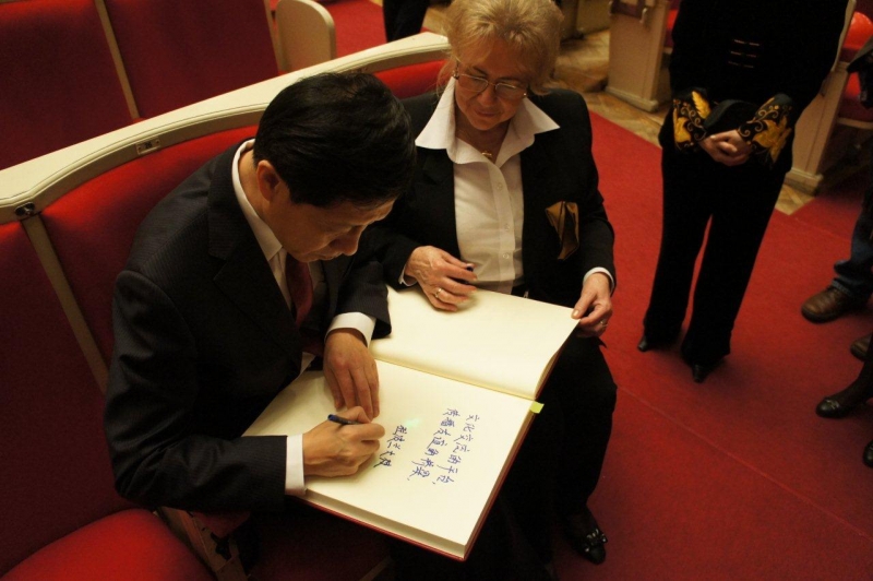 徐大使在剧场贵宾留言册上题词