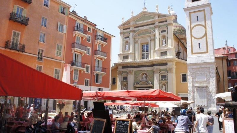 (LA PLACE ROSSETTI)赭石色的正立面、喷泉、鲜花妆点的阳台、巴洛克风格的大教堂、咖啡馆的露天座位，它们 ...