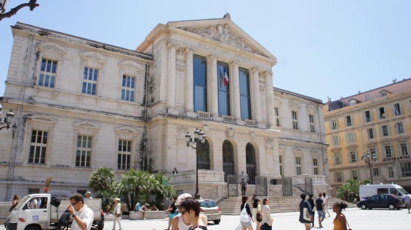 （LE PALAIS DE JUSTICE）法院于1890年至1892年建在昔日多明我会修道院的旧址上，采用极为传统的列柱廊造型 ...