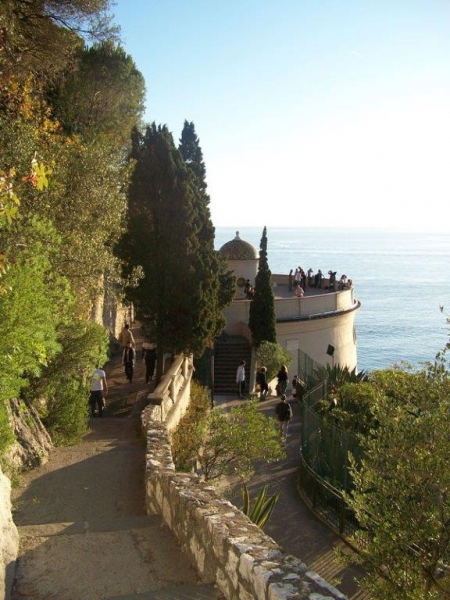 （LA TOUR BELLANDA）建于路易十四时代,竖立在一个由当时的防卫堡垒改造后的一块空旷的平地上。而在小塔光 ...