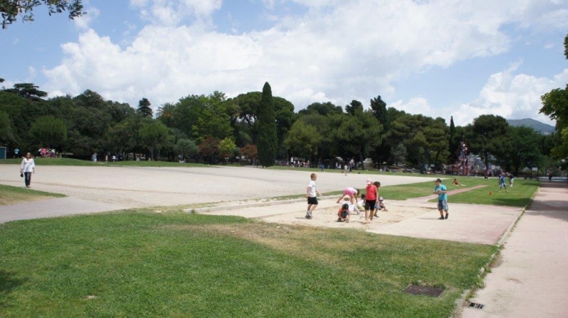 （PARC DE LA COLLINE DU CHATEAU）城堡昔日曾经是尼斯诞生的摇篮，拥有一个声称不可攻克的堡垒，它在1706 ...