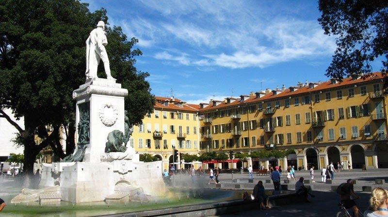  (LA PLACE GARIBALDI)加里波第广场是在尼斯老城第一次扩建新城的时候建成的。如今, 广场上依然矗立着一座 ...