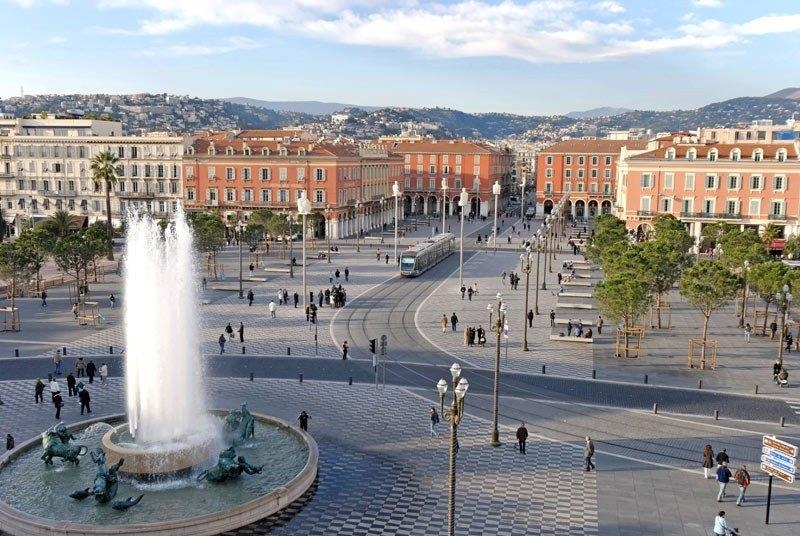 (LA PLACE MASSENA) 马塞纳广场建于19世纪40年代，是尼斯的精华明珠。 