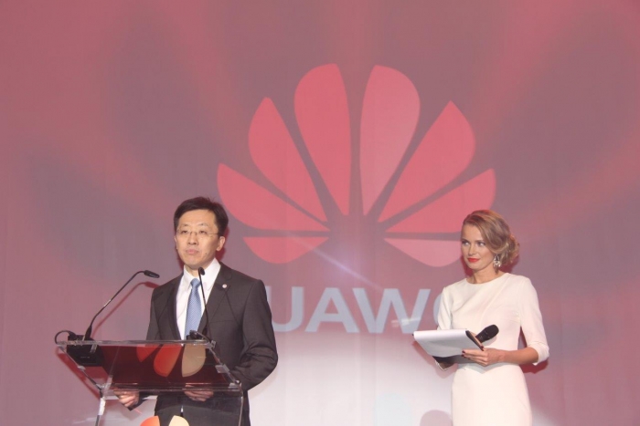 图为华为波兰公司总经理欧以伟（左）在庆典上致词。 人民网记者 李增伟 摄.jpg