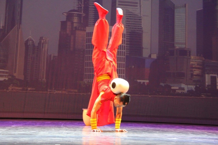 图为杂技表演“顶缸”。人民网记者 李增伟 摄.jpg