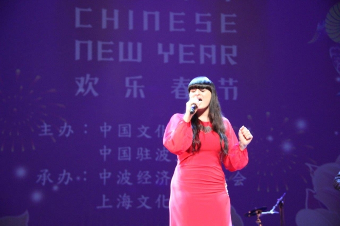 图为波兰嘉宾主持凯霞演唱云南民歌“小河淌水”。人民网记者 李增伟 摄.jpg