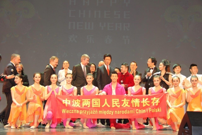 图为演出结束时，波兰贵宾与中国演员合影。 人民网记者 李增伟 摄.jpg