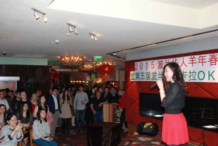 图为一位参赛歌手正在演唱。 人民网记者 李增伟 摄.JPG