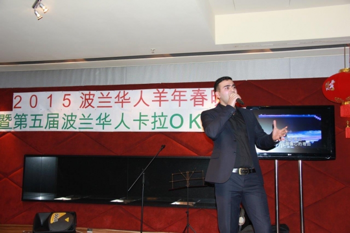 图为特等奖获得者、立陶宛人欧阳汉正在比赛中演唱中文歌曲。 人民网记者 李增伟 摄.JPG