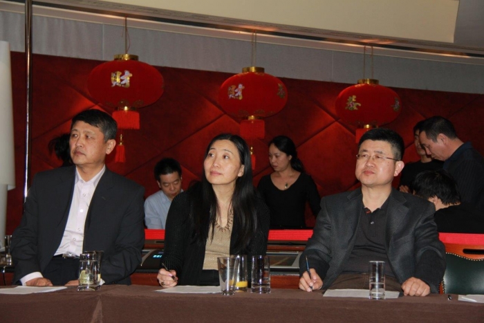 图为评委们正在认真聆听歌手的演唱。 人民网记者 李增伟 摄.JPG