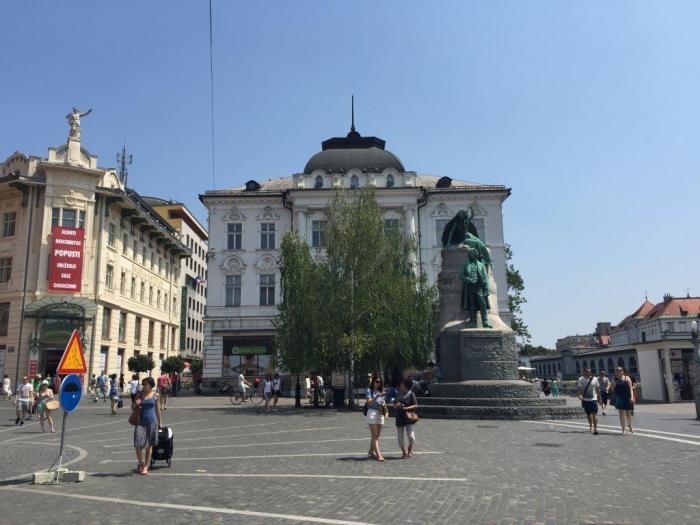 24 弗朗斯-普列舍伦雕像.JPG