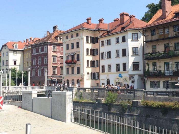 33 卢布尔雅那河贯穿老城.JPG