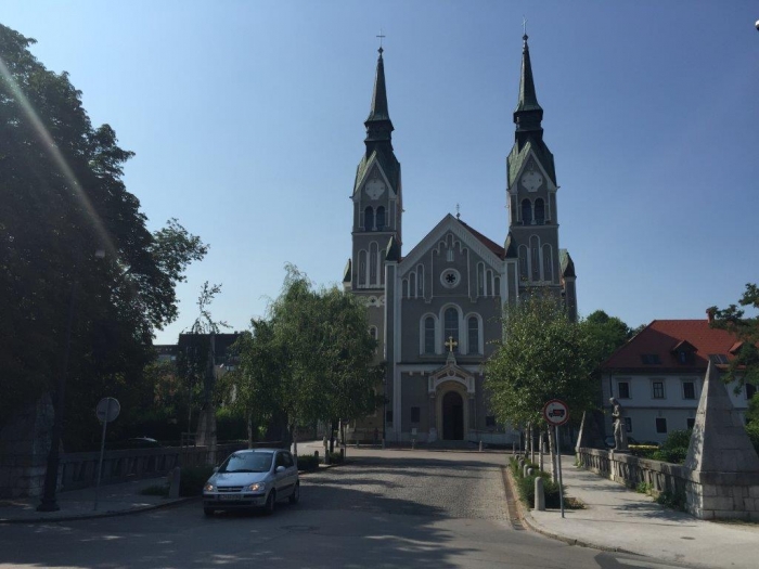 53 这里要看的不是教堂，而是少见的桥上种着树.JPG