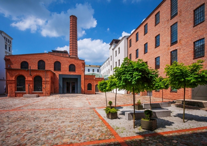 Centralne Muzeum Wókiennictwa - dziedziniec i budynek dawnej kotowni_副本.jpg