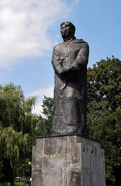 adam mickiewicz雕像.jpg