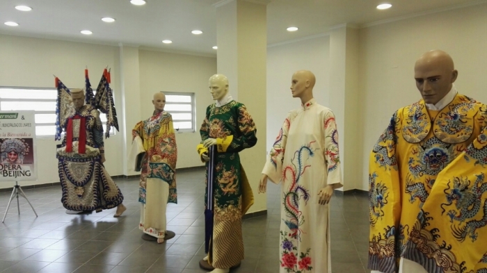服装展示.jpg