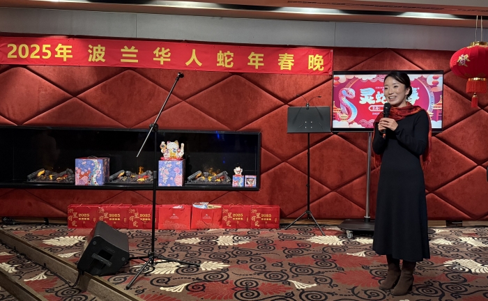 主持人1.JPG