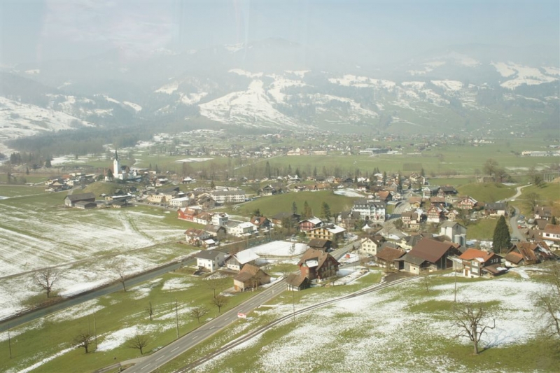 从观光火车上鸟瞰瑞士山地风景.JPG