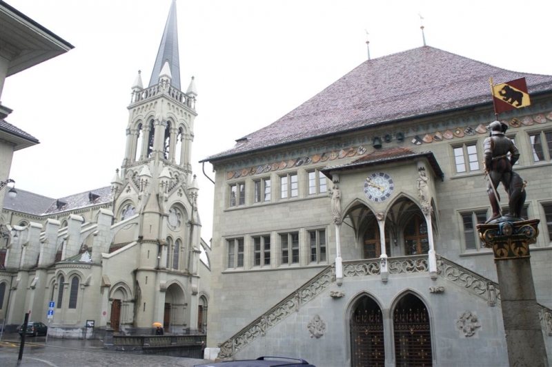伯尔尼市政厅和和基督-天主教堂.JPG